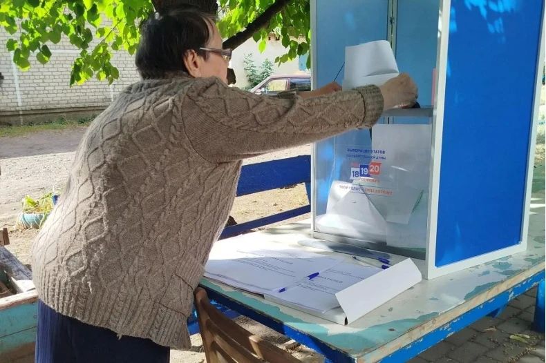 Выездное голосование в Свердловском муниципальном округе ЛНР: комиссии приезжают к избирателям домой Выездное голосование в Свердловском муниципальном округе ЛНР: комиссии приезжают к избирателям домой