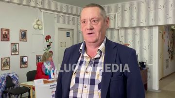 В Алчевске проголосовал представитель трудовой династии металлургов – начальник кислородно-конвертерного цеха Алчевского металлургического комбината Дмитрий Смолярчук: