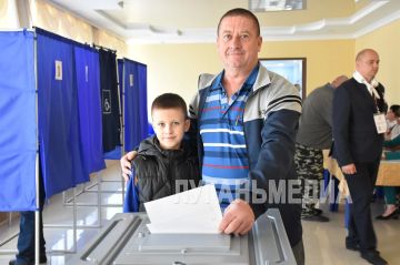 Ветеран боевых действий в Афганистане из Белокуракино Николай Пономаренко пришел на избирательный участок вместе с внуком:
