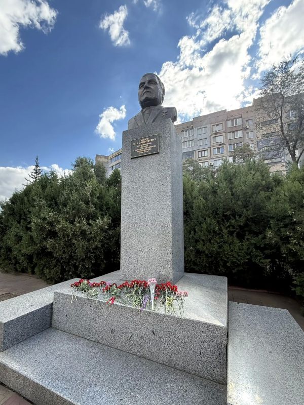 ПАМЯТЬ О ТЕХ, КТО СОЗДАВАЛ АЛЧЕВСК ПАМЯТЬ О ТЕХ, КТО СОЗДАВАЛ АЛЧЕВСК