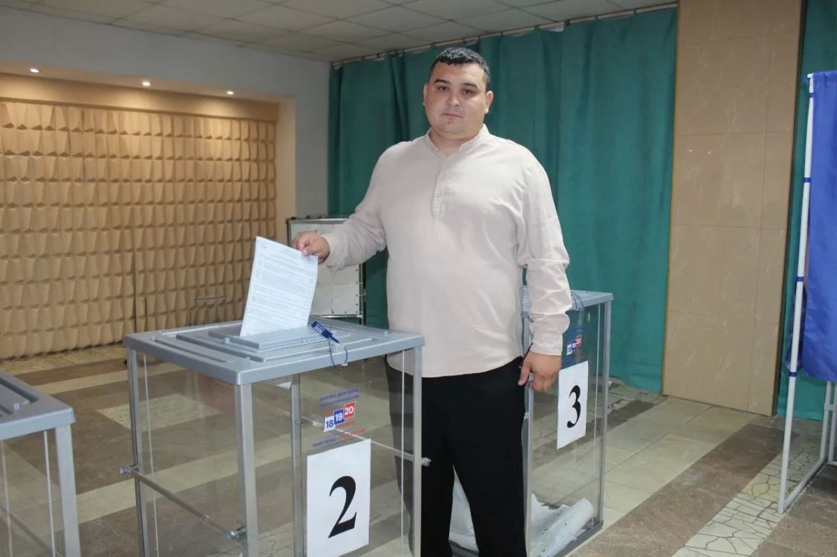 Богдан Шишкин, депутат Совета Краснодонского муниципального округа, также принял активное участие в голосовании по выборам депутатов Государственной Думы Богдан Шишкин, депутат Совета Краснодонского муниципального округа, также принял активное участие в голосовании по выборам депутатов Государственной Думы