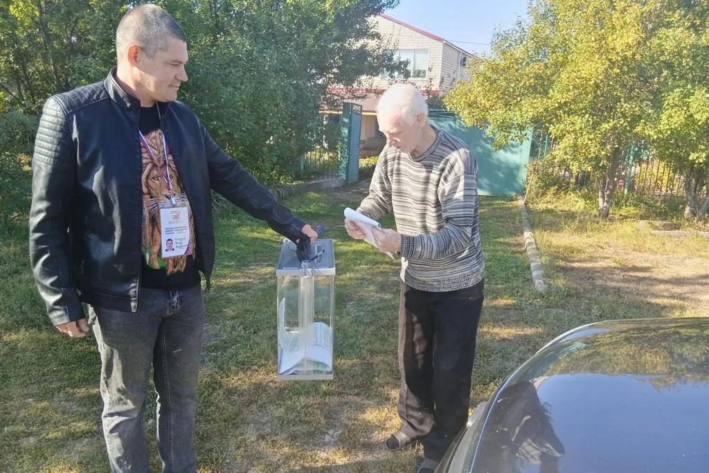 Избиратели Республики активно принимают участие в голосовании на придомовых территориях Избиратели Республики активно принимают участие в голосовании на придомовых территориях