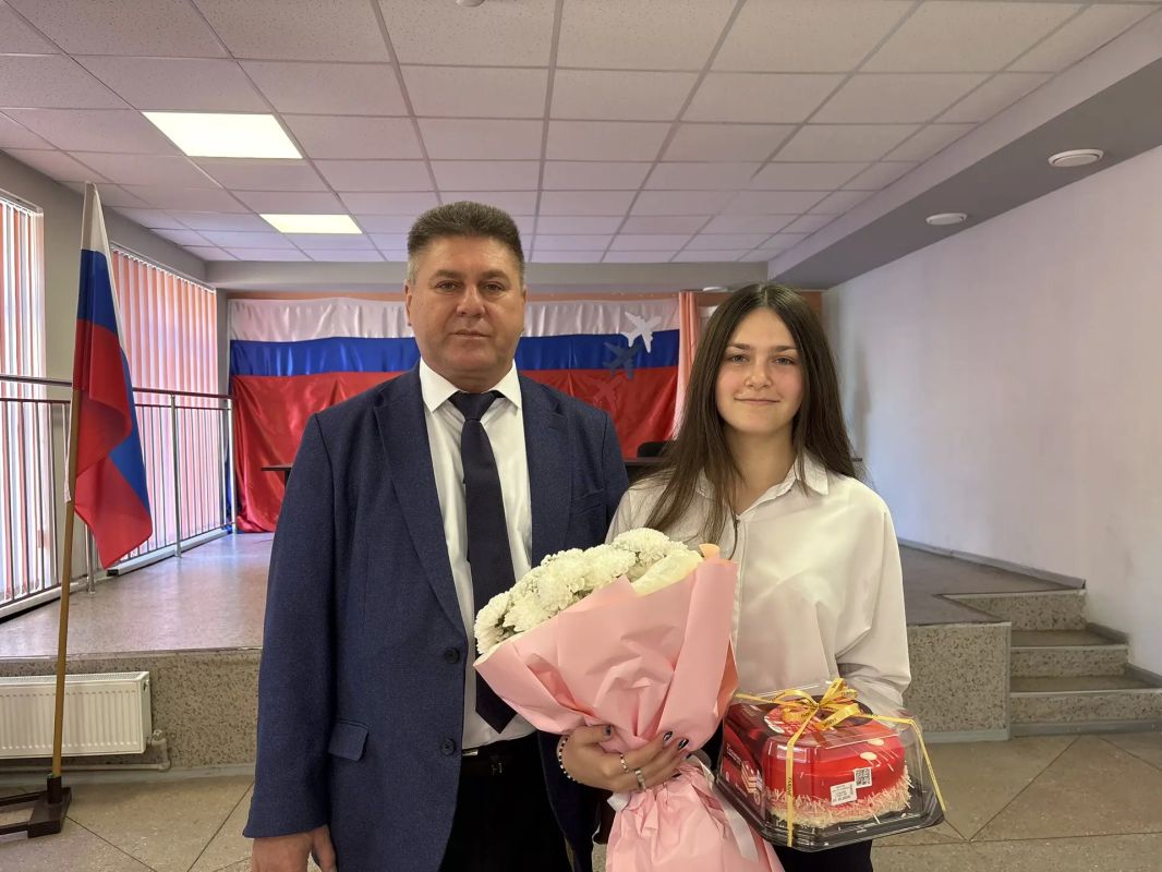 Карина Андрияшко, студентка института гражданской защиты, впервые голосует в день своего 18летия Карина Андрияшко, студентка института гражданской защиты, впервые голосует в день своего 18летия