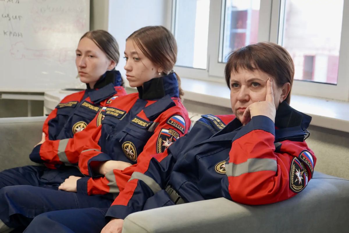 Первые шаги к спасению. Добровольцы Луганского регионального отделения ВСКС приступили к проведению занятий по основам оказания первой помощи для участников гуманитарной миссии, прибывших из Краснодарского края и Удмуртской... Первые шаги к спасению. Добровольцы Луганского регионального отделения ВСКС приступили к проведению занятий по основам оказания первой помощи для участников гуманитарной миссии, прибывших из Краснодарского края и Удмуртской...
