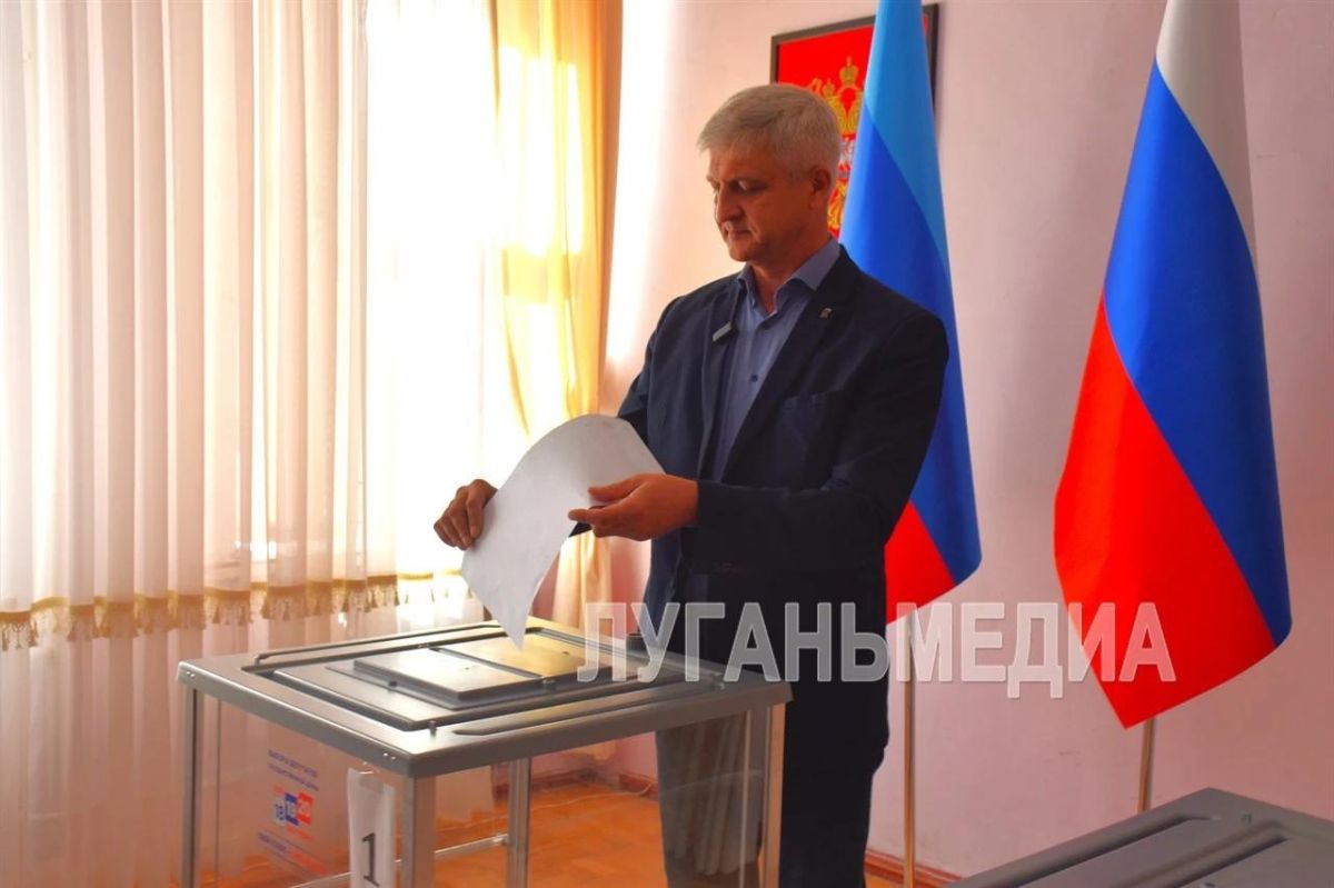 Уполномоченный представитель Брянской области Евгений Бобовский проголосовал на выборах депутатов Госдумы РФ в Брянке