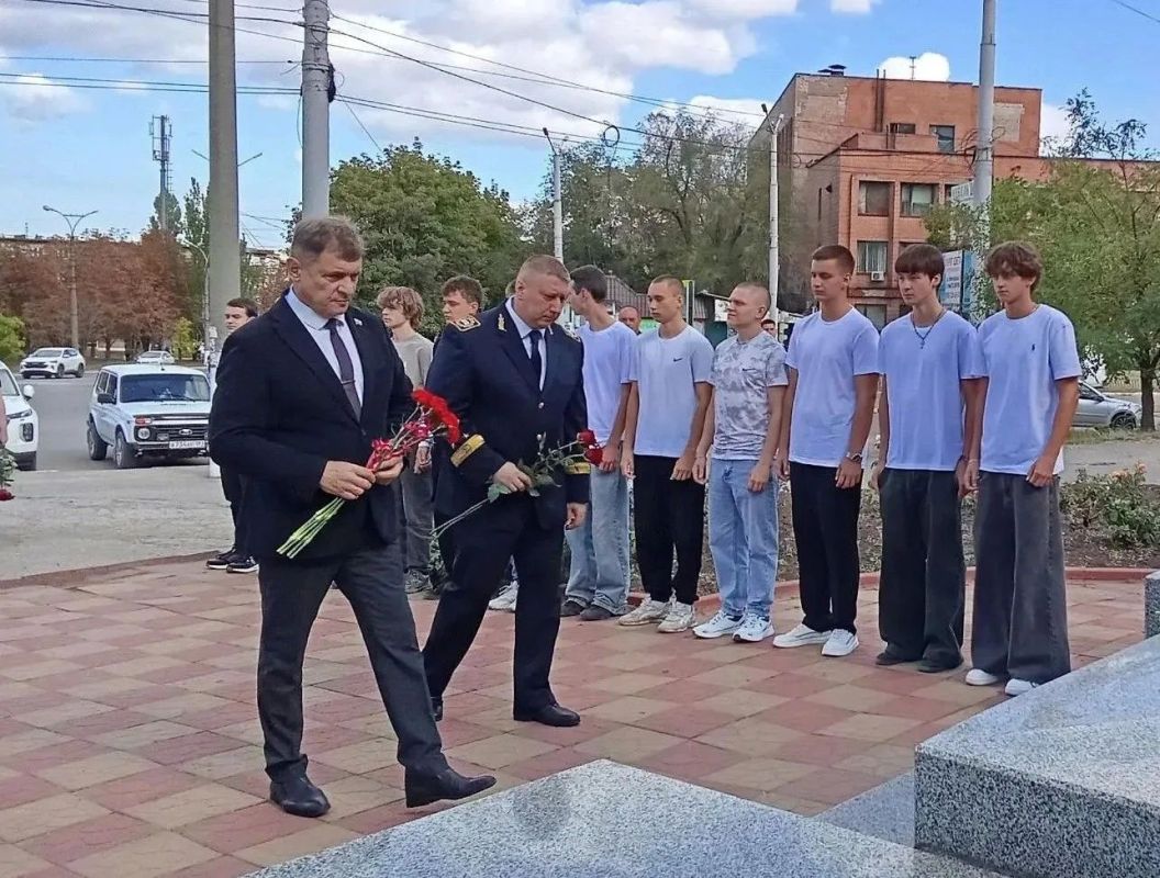 Сегодня депутаты Совета городского округа город Алчевск во главе со спикером представительного органа Романом Лысенко приняли участие в торжествах, посвящённых Дню города