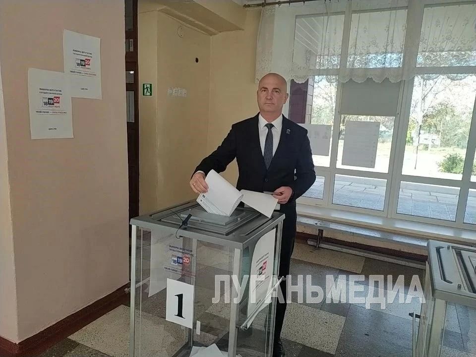 Депутат Народного Совета ЛНР Ян Лещенко проголосовал на выборах депутатов Госдумы РФ