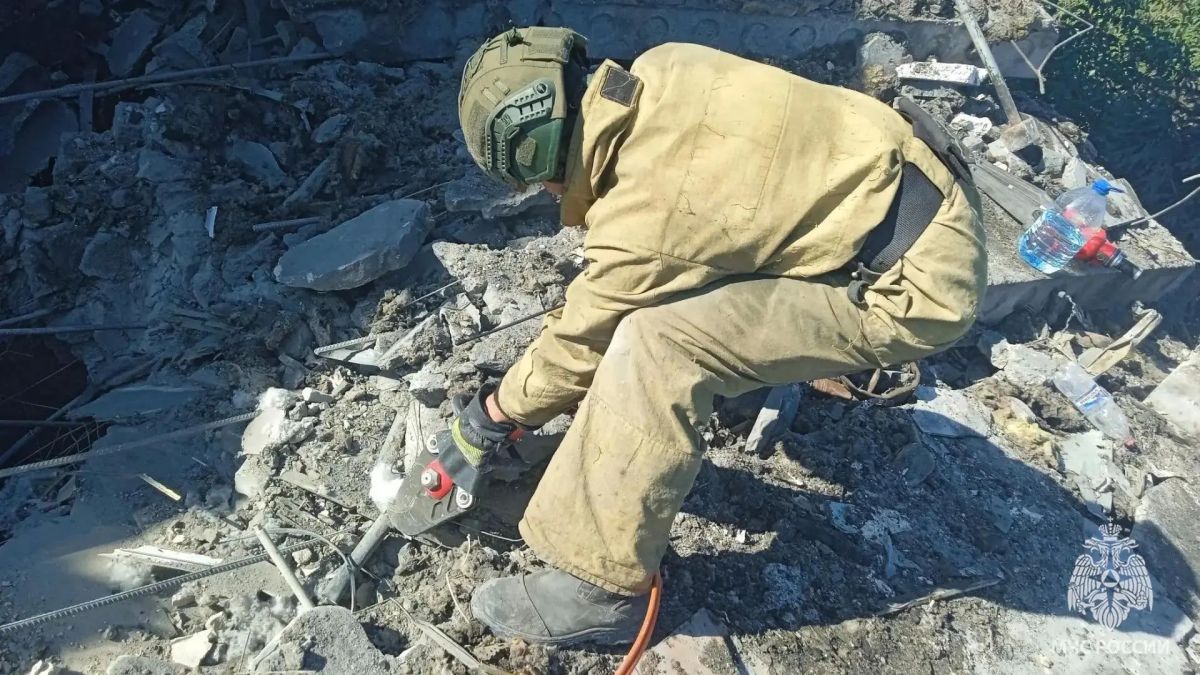 Сотрудники МЧС России работали на месте обрушения 3-х этажного жилого дома в Перевальске, где погибла девочка Сотрудники МЧС России работали на месте обрушения 3-х этажного жилого дома в Перевальске, где погибла девочка