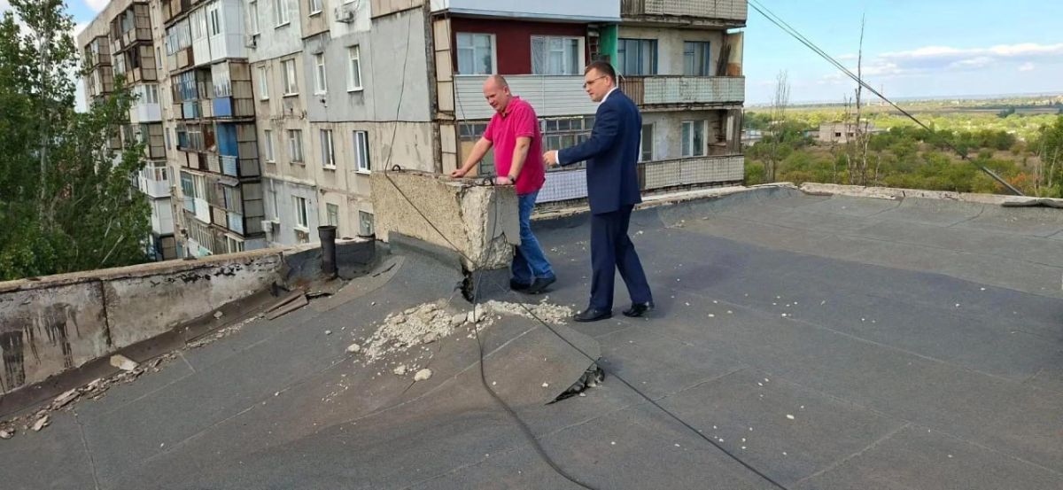 Взрывной волной в Брянке выбило плиты чердака пятиэтажки Взрывной волной в Брянке выбило плиты чердака пятиэтажки