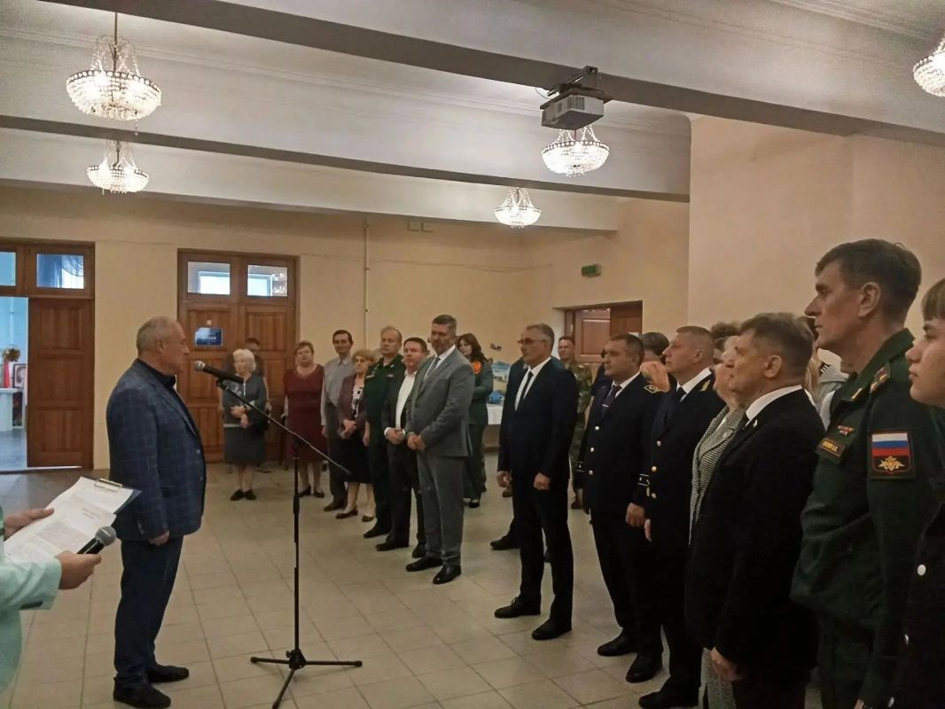 Председатель Совета городского округа город Алчевск Роман Лысенко совместно с депутатами принял участие в торжественном открытии выставки «Без срока давности» Председатель Совета городского округа город Алчевск Роман Лысенко совместно с депутатами принял участие в торжественном открытии выставки «Без срока давности»