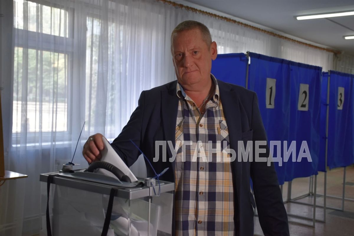 В Алчевске проголосовал представитель трудовой династии металлургов – начальник кислородно-конвертерного цеха Алчевского металлургического комбината Дмитрий Смолярчук: В Алчевске проголосовал представитель трудовой династии металлургов – начальник кислородно-конвертерного цеха Алчевского металлургического комбината Дмитрий Смолярчук: