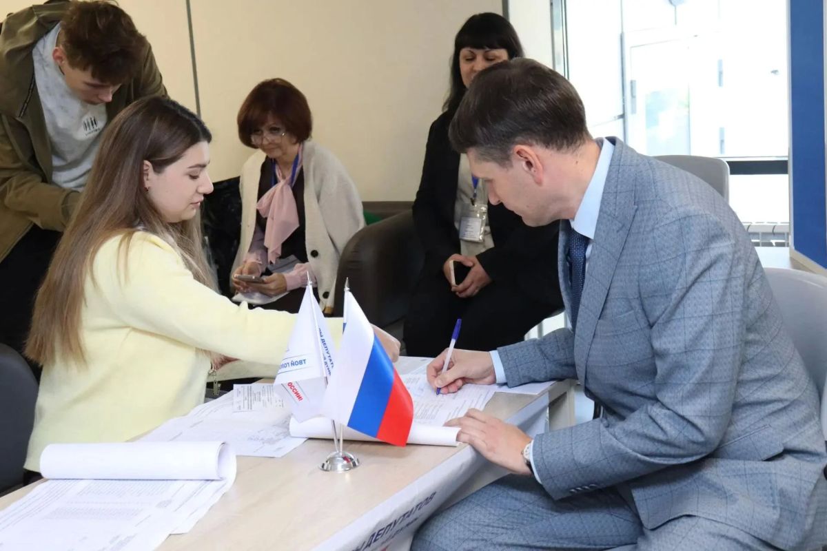 Председатель Правительства ЛНР Алексей Самойлов проголосовал на выборах депутатов Госдумы Председатель Правительства ЛНР Алексей Самойлов проголосовал на выборах депутатов Госдумы