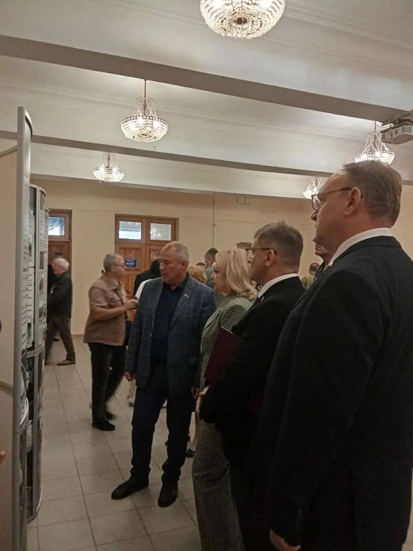 Председатель Совета городского округа город Алчевск Роман Лысенко совместно с депутатами принял участие в торжественном открытии выставки «Без срока давности» Председатель Совета городского округа город Алчевск Роман Лысенко совместно с депутатами принял участие в торжественном открытии выставки «Без срока давности»