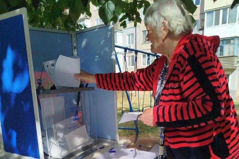 Выездное голосование в Свердловском муниципальном округе ЛНР: комиссии приезжают к избирателям домой Выездное голосование в Свердловском муниципальном округе ЛНР: комиссии приезжают к избирателям домой