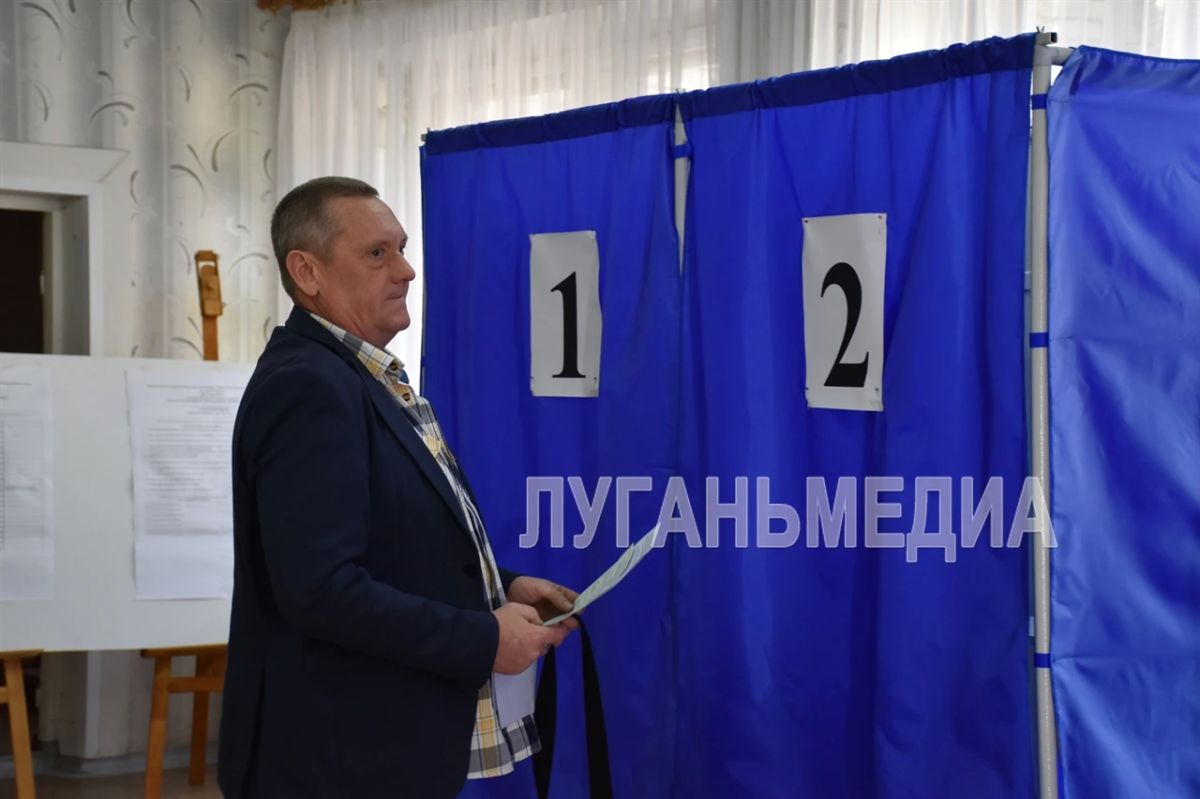 В Алчевске проголосовал представитель трудовой династии металлургов – начальник кислородно-конвертерного цеха Алчевского металлургического комбината Дмитрий Смолярчук: В Алчевске проголосовал представитель трудовой династии металлургов – начальник кислородно-конвертерного цеха Алчевского металлургического комбината Дмитрий Смолярчук: