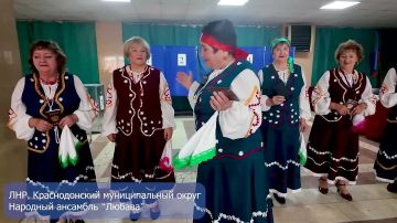 Особую атмосферу голосованию придало выступление народного ансамбля «Любава»
