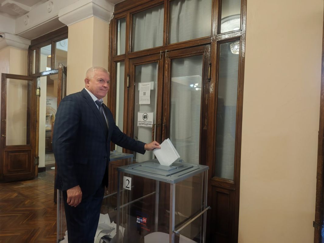 Краснодонщина активно участвует в выборах депутатов Государственной Думы РФ. Жители голосуют как на избирательных участках, так и в рамках выездного голосования и на придомовых территориях Краснодонщина активно участвует в выборах депутатов Государственной Думы РФ. Жители голосуют как на избирательных участках, так и в рамках выездного голосования и на придомовых территориях