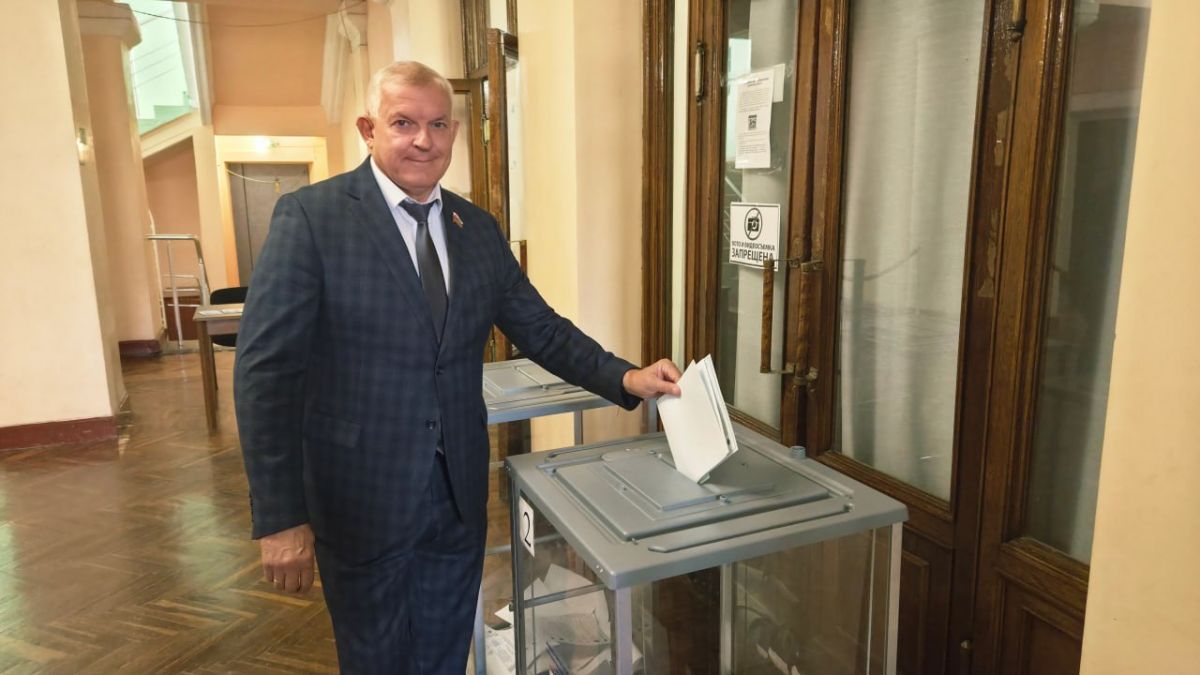 Сегодня Председатель Совета Краснодонского муниципального округа Владимир Шавлай в установленном законом порядке принял участие в голосовании Сегодня Председатель Совета Краснодонского муниципального округа Владимир Шавлай в установленном законом порядке принял участие в голосовании