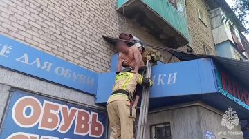 Спасатели МЧС России оказали помощь мужчине, выпавшему из окна многоэтажки в Стаханове