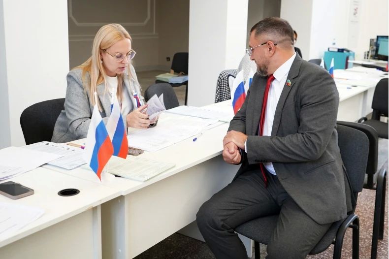 Представители Совета Свердловского муниципального округа голосуют на выборах депутатов Госдумы РФ Представители Совета Свердловского муниципального округа голосуют на выборах депутатов Госдумы РФ