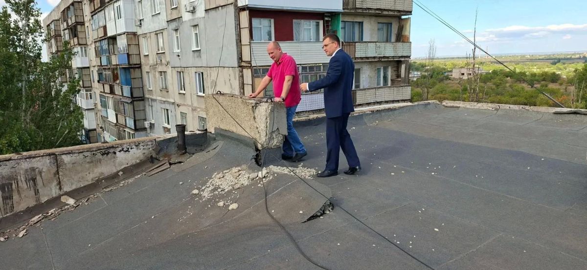 В Брянке из-за взрывной волны обрушились две плиты чердака пятиэтажного дома В Брянке из-за взрывной волны обрушились две плиты чердака пятиэтажного дома