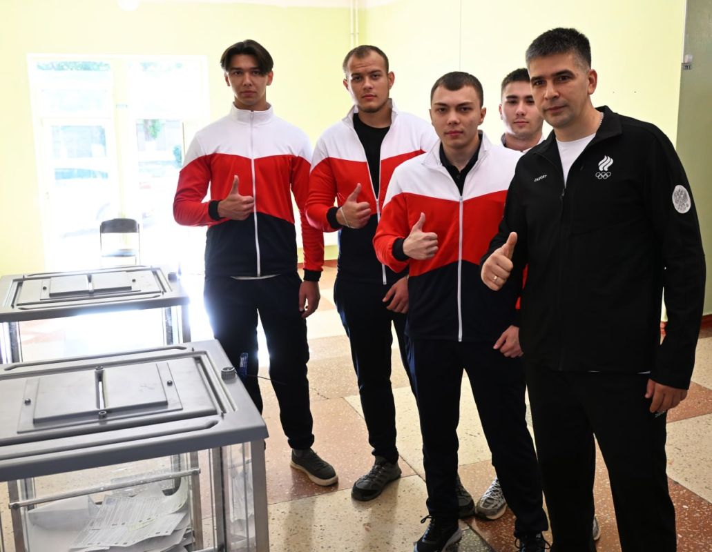 Министр спорта Луганской Народной Республики Олег Шеренешев в окружении спортсменов округа принял участие в голосовании по выборам депутатов Государственной Думы от ЛНР Министр спорта Луганской Народной Республики Олег Шеренешев в окружении спортсменов округа принял участие в голосовании по выборам депутатов Государственной Думы от ЛНР