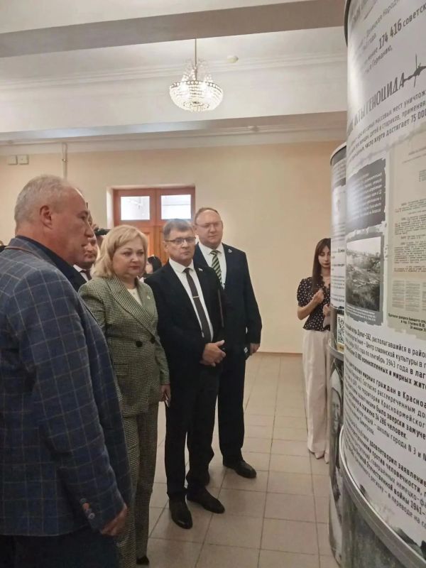 Председатель Совета городского округа город Алчевск Роман Лысенко совместно с депутатами принял участие в торжественном открытии выставки «Без срока давности» Председатель Совета городского округа город Алчевск Роман Лысенко совместно с депутатами принял участие в торжественном открытии выставки «Без срока давности»