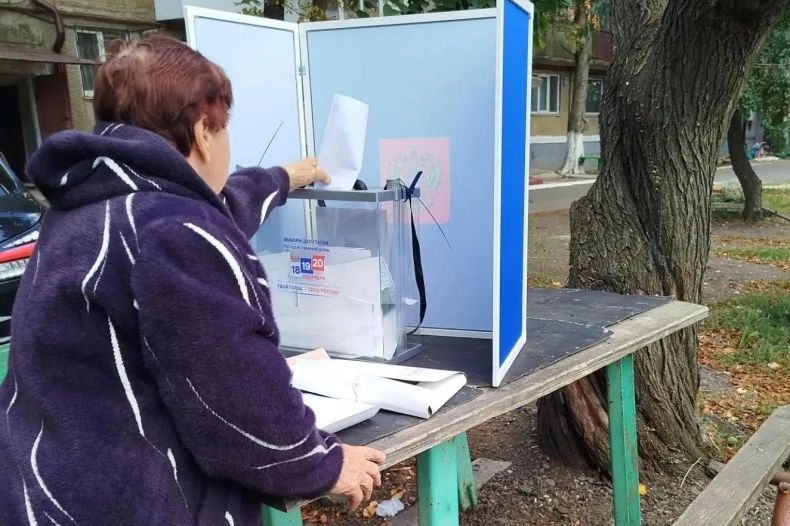 Выездное голосование в Свердловском муниципальном округе ЛНР: комиссии приезжают к избирателям домой Выездное голосование в Свердловском муниципальном округе ЛНР: комиссии приезжают к избирателям домой