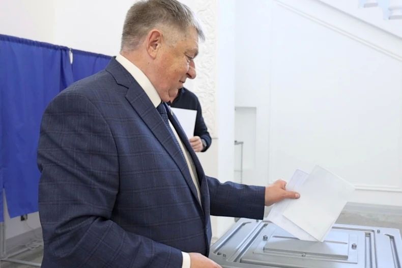 Представители Совета Свердловского муниципального округа голосуют на выборах депутатов Госдумы РФ Представители Совета Свердловского муниципального округа голосуют на выборах депутатов Госдумы РФ