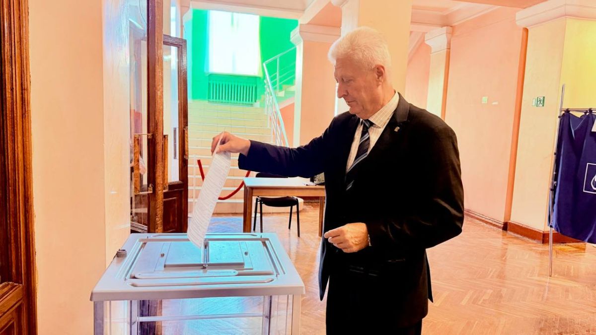 Краснодонщина активно участвует в выборах депутатов Государственной Думы РФ. Жители голосуют как на избирательных участках, так и в рамках выездного голосования и на придомовых территориях Краснодонщина активно участвует в выборах депутатов Государственной Думы РФ. Жители голосуют как на избирательных участках, так и в рамках выездного голосования и на придомовых территориях