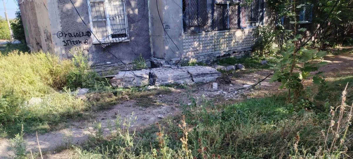 В Брянке из-за взрывной волны обрушились две плиты чердака пятиэтажного дома В Брянке из-за взрывной волны обрушились две плиты чердака пятиэтажного дома