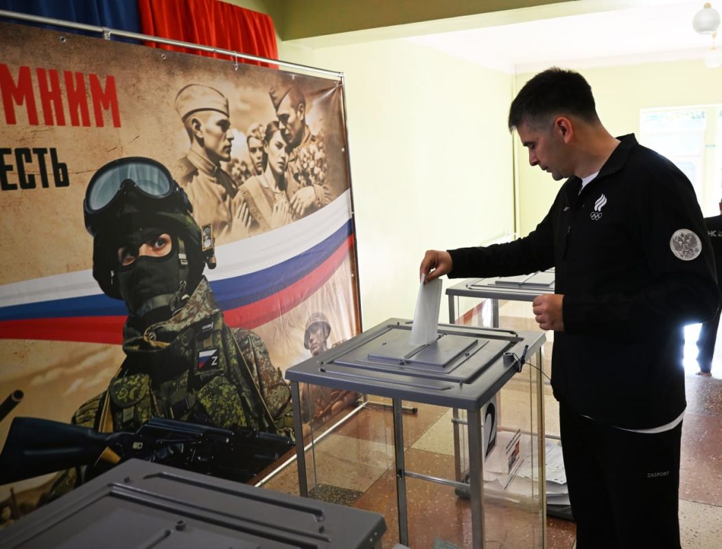 Министр спорта Луганской Народной Республики Олег Шеренешев в окружении спортсменов округа принял участие в голосовании по выборам депутатов Государственной Думы от ЛНР Министр спорта Луганской Народной Республики Олег Шеренешев в окружении спортсменов округа принял участие в голосовании по выборам депутатов Государственной Думы от ЛНР