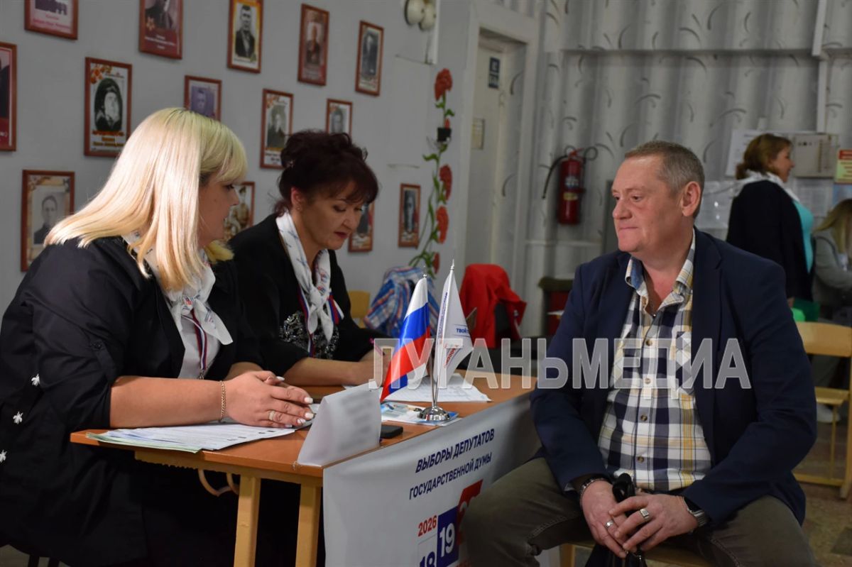 В Алчевске проголосовал представитель трудовой династии металлургов – начальник кислородно-конвертерного цеха Алчевского металлургического комбината Дмитрий Смолярчук: В Алчевске проголосовал представитель трудовой династии металлургов – начальник кислородно-конвертерного цеха Алчевского металлургического комбината Дмитрий Смолярчук: