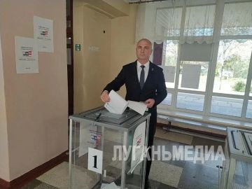 Депутат Народного Совета ЛНР Ян Лещенко проголосовал на выборах депутатов Госдумы РФ
