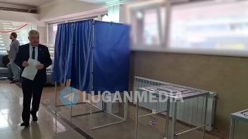 Виктор Водолацкий — депутат Государственной Думы Российской Федерации — проголосовал на одном из избирательных участков в Луганске