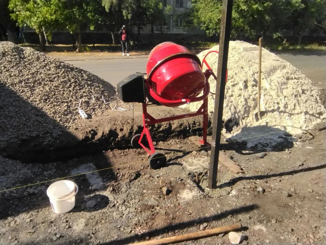 В Ровеньках начаты работы по обустройству контейнерных площадок В Ровеньках начаты работы по обустройству контейнерных площадок