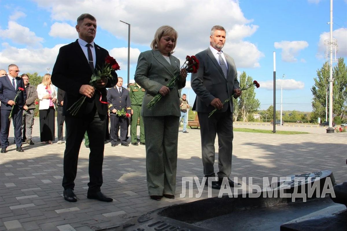 В Алчевске состоялась торжественная церемония возложения цветов, приуроченная ко Дню города В Алчевске состоялась торжественная церемония возложения цветов, приуроченная ко Дню города