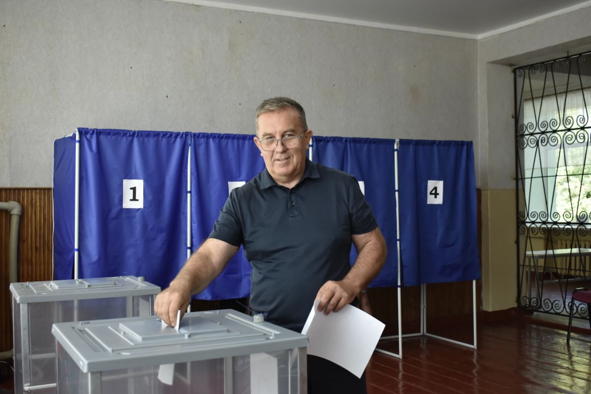Виталий Михайлов, Глава Перевальского муниципального округа Луганской Народной Республики проголосовал на выборах депутатов Государственной Думы Виталий Михайлов, Глава Перевальского муниципального округа Луганской Народной Республики проголосовал на выборах депутатов Государственной Думы