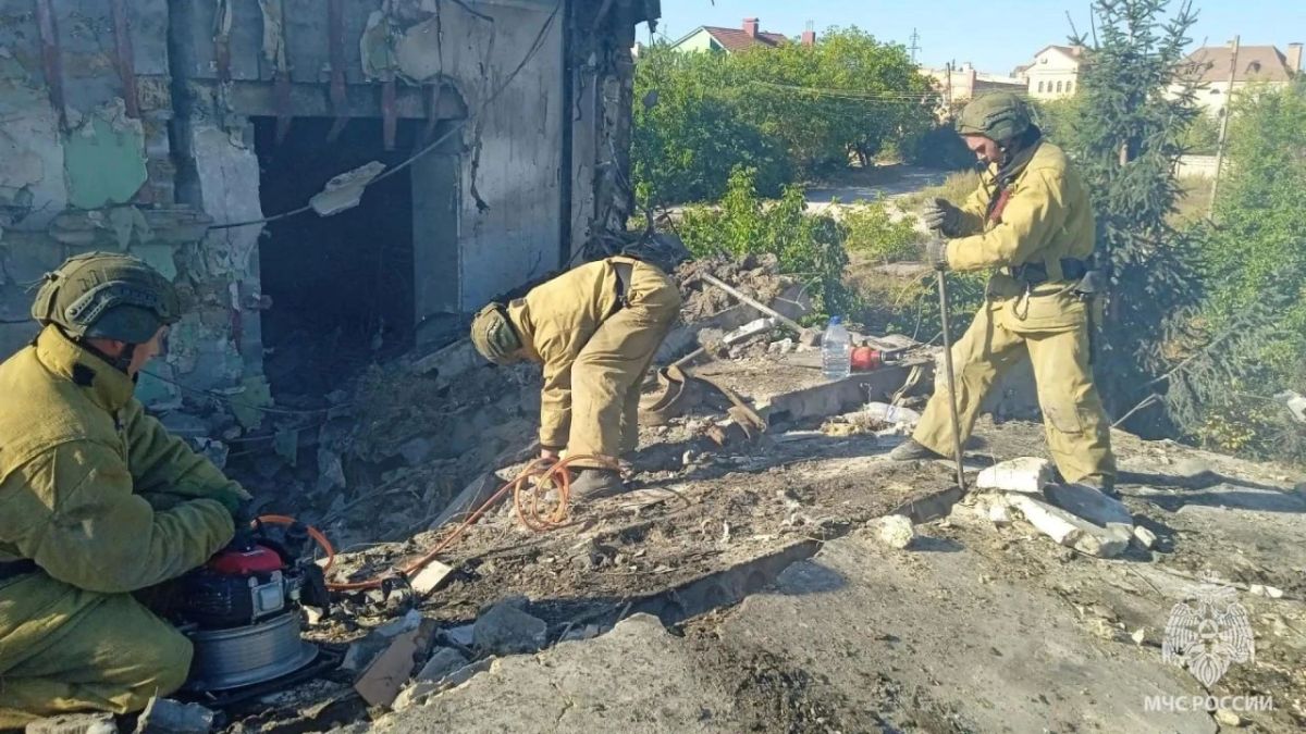 Спасатели ЛНР 10 часов разбирали завалы после атаки ВСУ в Лимане Спасатели ЛНР 10 часов разбирали завалы после атаки ВСУ в Лимане