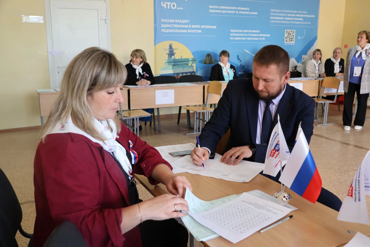 Денис Мирошниченко проголосовал на выборах в Госдуму РФ Денис Мирошниченко проголосовал на выборах в Госдуму РФ