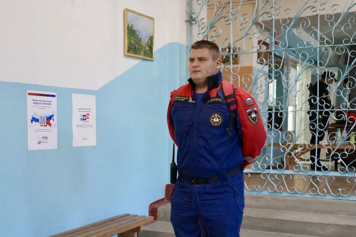 Добровольцы Луганского реготделения ВСКС обеспечивают безопасность избирательных участков Добровольцы Луганского реготделения ВСКС обеспечивают безопасность избирательных участков