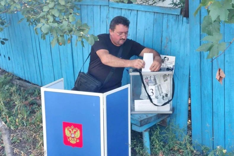 Выездное голосование в Свердловском муниципальном округе ЛНР: комиссии приезжают к избирателям домой Выездное голосование в Свердловском муниципальном округе ЛНР: комиссии приезжают к избирателям домой