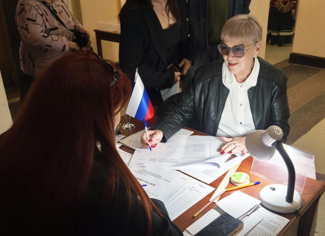 Краснодонцы активно голосуют за свое будущее Краснодонцы активно голосуют за свое будущее