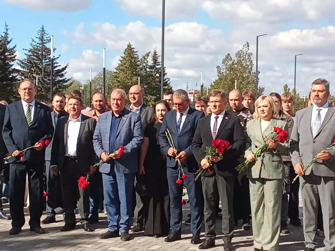 Сегодня депутаты Совета городского округа город Алчевск во главе со спикером представительного органа Романом Лысенко приняли участие в торжествах, посвящённых Дню города Сегодня депутаты Совета городского округа город Алчевск во главе со спикером представительного органа Романом Лысенко приняли участие в торжествах, посвящённых Дню города