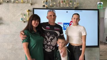 «Проголосовать за будущее наших детей»: семья Логвиновых на избирательном участке