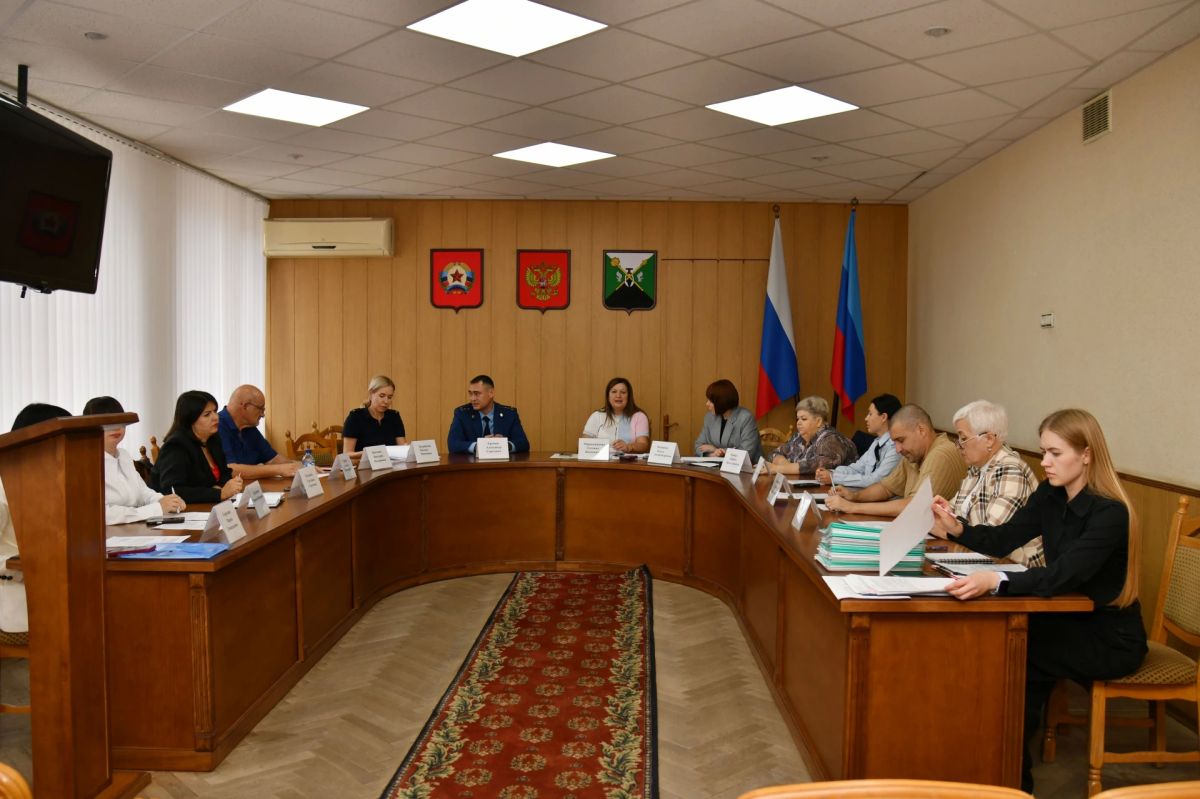 Проведено заседание Комиссии по делам несовершеннолетних и защите их прав