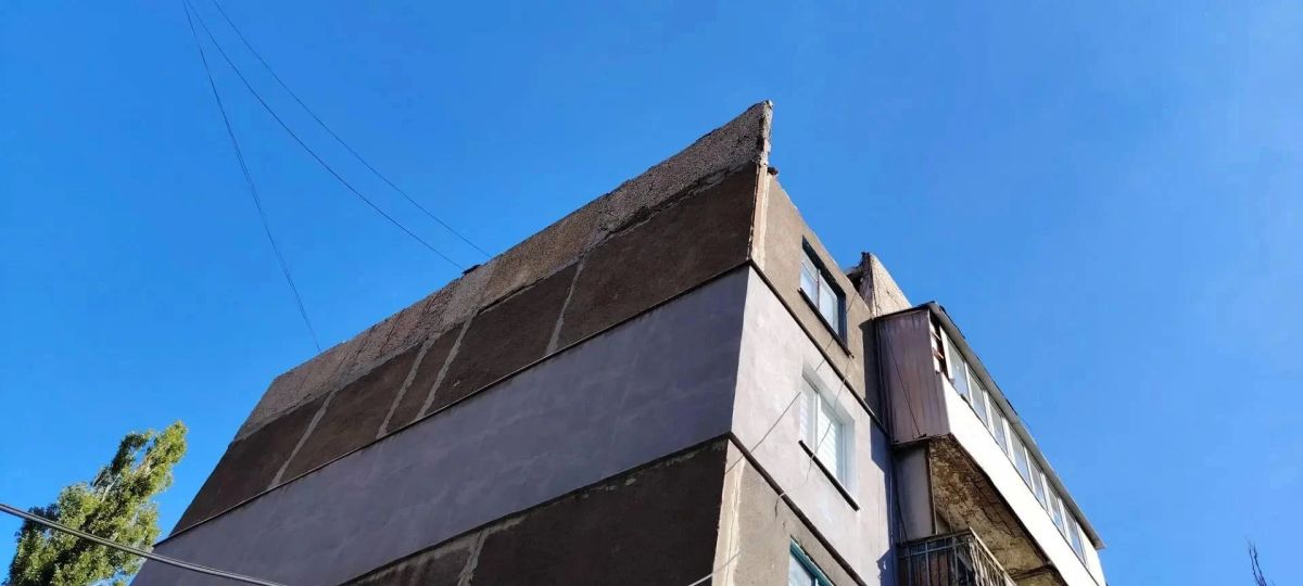 В Брянке из-за взрывной волны обрушились две плиты чердака пятиэтажного дома В Брянке из-за взрывной волны обрушились две плиты чердака пятиэтажного дома