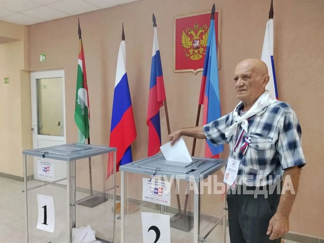 В Беловодске на один из избирательных участков пришел голосовать дедушка участника СВО Михаил Гурлай