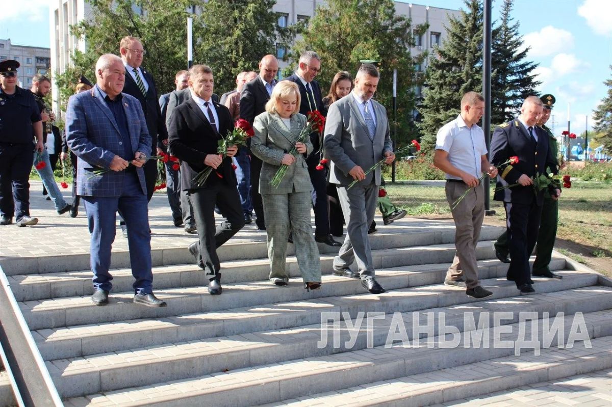 В Алчевске состоялась торжественная церемония возложения цветов, приуроченная ко Дню города