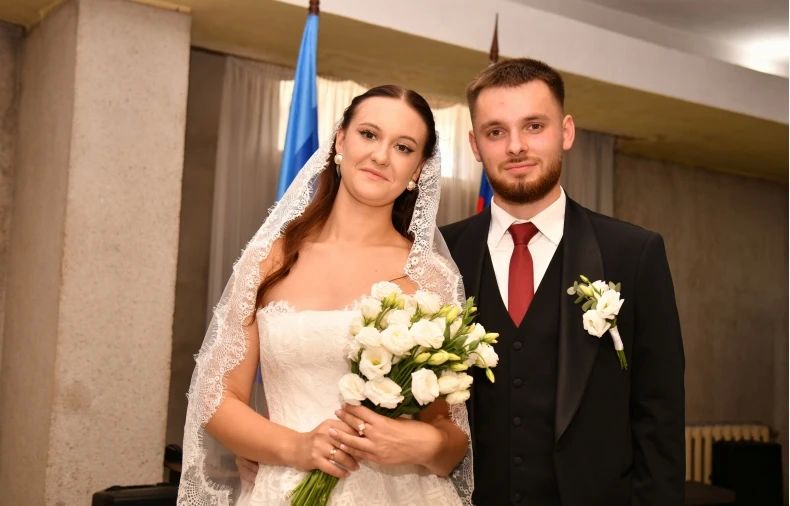 Молодожены Свердловска отдают голос за светлое будущее Молодожены Свердловска отдают голос за светлое будущее